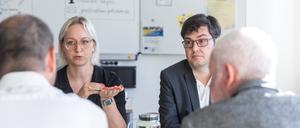 Dozentin  Franziska Tempel und der VHS-Direktor im Gespräch mit Bildungsminister Steffen Freiberg (SPD)