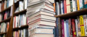 ARCHIV - 17.08.2020, Hessen, Frankfurt/Main: ILLUSTRATION - Ein Stapel neuer Bücher liegt auf einem Verkaufstisch in einer Buchhandlung im Stadtteil Bornheim. (zu dpa: «20 aus knapp 200: Longlist für den Buchpreis steht fest») Foto: Frank Rumpenhorst/dpa/Frank Rumpenhorstdpa +++ dpa-Bildfunk +++