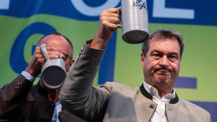 CSU-Chef Markus Söder beim politischen Frühschoppen Gillamoos zusammen mit CDU-Chef Friedrich Merz. 