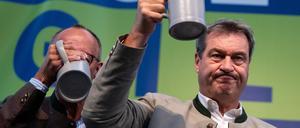 CSU-Chef Markus Söder beim politischen Frühschoppen Gillamoos zusammen mit CDU-Chef Friedrich Merz. 