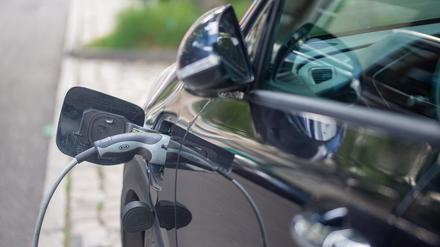 Ein Elektrofahrzeug wird an einer Ladestation aufgeladen. 