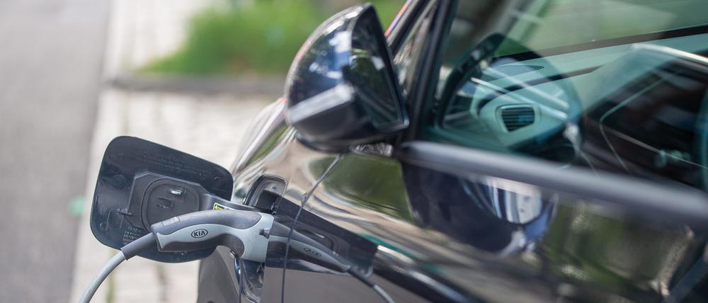 Ein Elektrofahrzeug wird an einer Ladestation aufgeladen. 