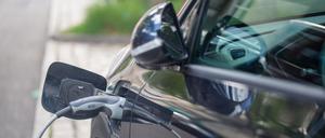 Ein Elektrofahrzeug wird an einer Ladestation aufgeladen.