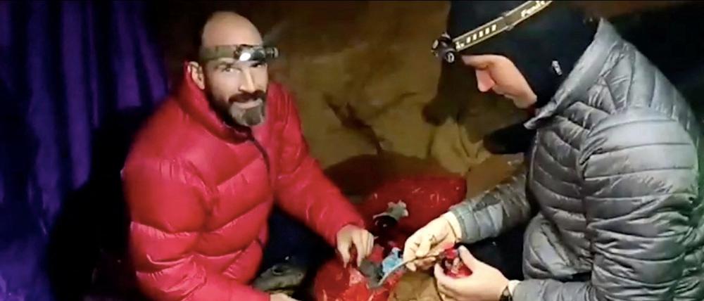 Der Höhlenforscher Mark Dickey (l.) befindet sich weiterhin in den Morca-Höhlen.