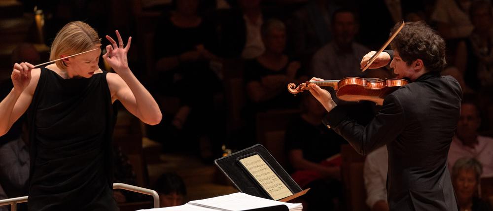 Dirigentin Joana Mallwitz und Geiger Augustin Hadelich mit dem Konzerthausorchester in der Philharmonie am 7.9.2023.
