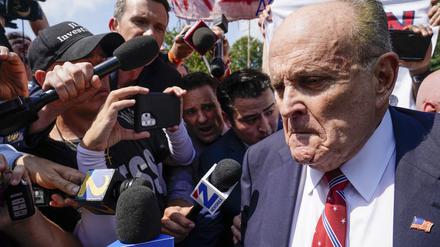Rudy Giuliani spricht vor dem Gefängnis von Fulton County (Archivbild). Der frühere US-Präsident Donald Trump hat Medienberichten zufolge eine Spendenaktion für seinen Ex-Anwalt Rudy Giuliani veranstaltet.