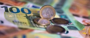 Geldscheine mit dem Wert von 100 und 50 Euro und Münzen liegen auf einem Tisch (Archivbild).