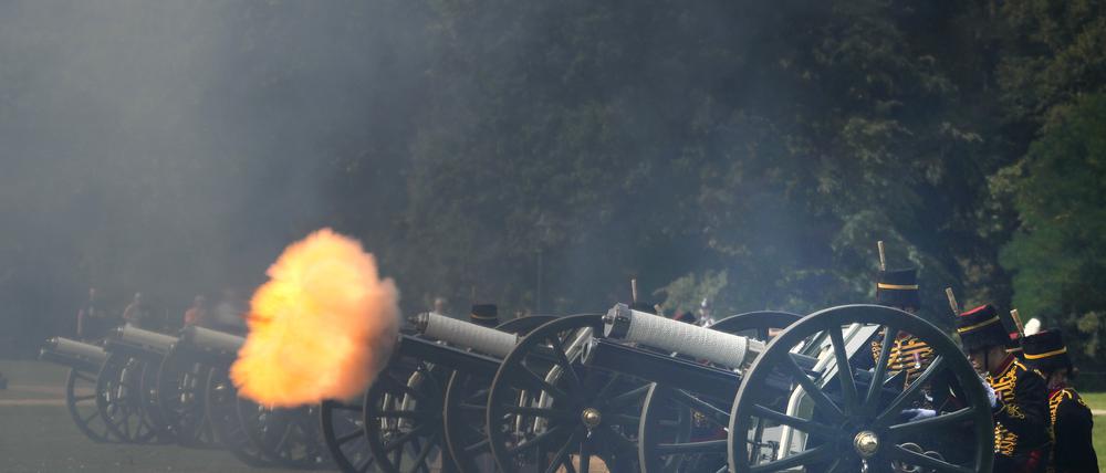 08.09.2023, Großbritannien, London: Die King's Troop Royal Horse Artillery feuert am ersten Todestag von Königin Elizabeth II. im Londoner Hyde Park einen königlichen Salut mit 41 Kanonen ab, begleitet von der Band of the Grenadier Guards. Mit Salutschüssen und Glockengeläut gedenkt Großbritannien des ersten Jahrestages des Todes von Königin Elizabeth II. und der Thronbesteigung von König Charles III., der an seine Mutter als Symbol der Stabilität erinnert hat. Foto: Kirsty Wigglesworth/AP/dpa +++ dpa-Bildfunk +++