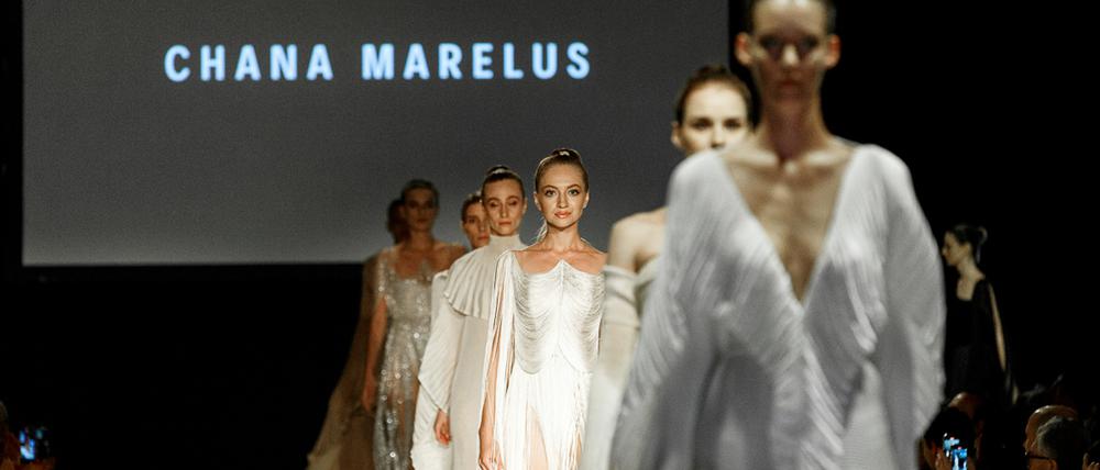 Die Stücke der israelische Designerin Chana Marelus spielen mit religiösen Bekleidungsvorgaben.