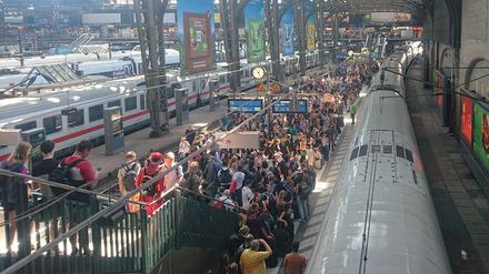 Der überfüllte Hamburger Hauptbahnhof am Freitagmittag (08.09.2023)