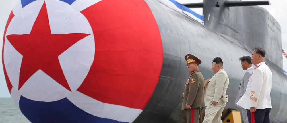 Die selbst ernannte Atommacht Nordkorea hat eigenen Angaben zufolge ein neuartiges U-Boot für den Angriff mit taktischen Nuklearwaffen vom Stapel gelassen.