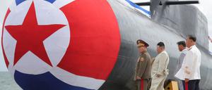 Die selbst ernannte Atommacht Nordkorea hat eigenen Angaben zufolge ein neuartiges U-Boot für den Angriff mit taktischen Nuklearwaffen vom Stapel gelassen. 