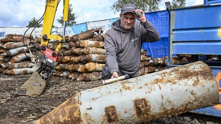 Der Truppführer Munitionslager Monty Neider auf dem ehemaligen Truppenübungsplatz in der Kyritz-Ruppiner Heide an Munitionsteilen.