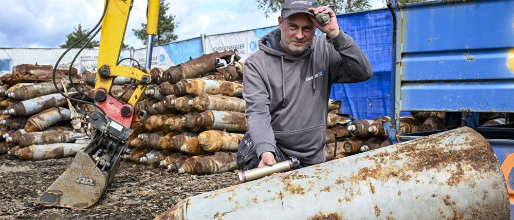 Der Truppführer Munitionslager Monty Neider auf dem ehemaligen Truppenübungsplatz in der Kyritz-Ruppiner Heide an Munitionsteilen.