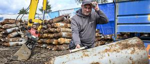 Der Truppführer Munitionslager Monty Neider auf dem ehemaligen Truppenübungsplatz in der Kyritz-Ruppiner Heide an Munitionsteilen.