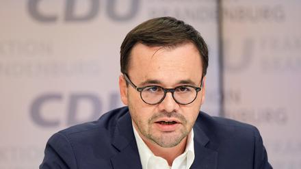 Jan Redmann, Fraktionsvorsitzender der Brandenburger CDU im Landtag, aufgenommen während einer Pressekonferenz.