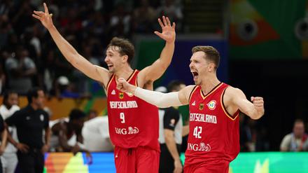 Franz Wagner (l.) und Andreas Obst feiern die Sensation gegen die USA.