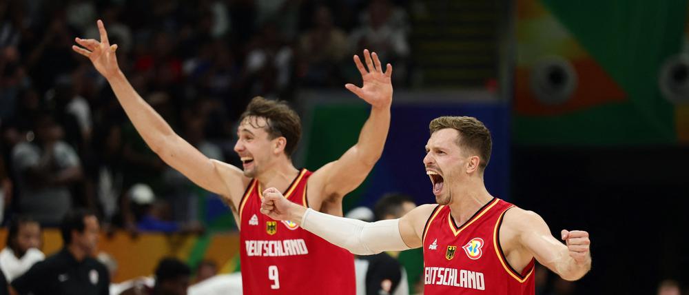 Franz Wagner (l.) und Andreas Obst feiern die Sensation gegen die USA.