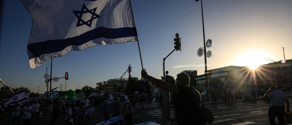 Rechte Demonstranten nehmen an einer Kundgebung zur Unterstützung der israelischen Unterstützungspläne der Regierung von Ministerpräsident Benjamin Netanjahu teil, um das Justizsystem zu reformieren.