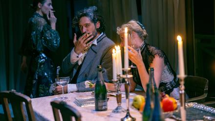 Marie Rosa Tietjen, Guillaume Bachelé und Carine Goron in Julien Gosselins Volksbühneninszenierung „Extinction“. 