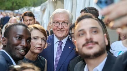Bürgerfest des Bundespräsidenten DEU, Deutschland, Berlin, 08.09.2023: Self mit Frank-Walter Steinmeier, Bundespräsident und Elke Büdenbender, Ehefrau des Bundespräsidenten *** Civic Festival of the Federal President DEU, Germany, Berlin, 08 09 2023 Self with Frank Walter Steinmeier, Federal President and Elke Büdenbender, wife of the Federal President.