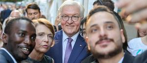 Bürgerfest des Bundespräsidenten DEU, Deutschland, Berlin, 08.09.2023: Self mit Frank-Walter Steinmeier, Bundespräsident und Elke Büdenbender, Ehefrau des Bundespräsidenten *** Civic Festival of the Federal President DEU, Germany, Berlin, 08 09 2023 Self with Frank Walter Steinmeier, Federal President and Elke Büdenbender, wife of the Federal President.