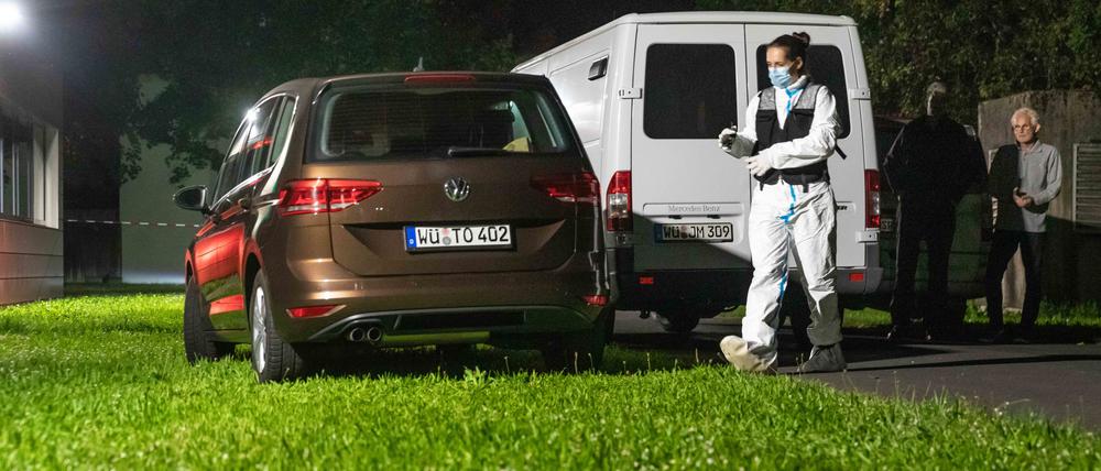 Eine Beamtin der Spurensicherung in Lohr am Main.