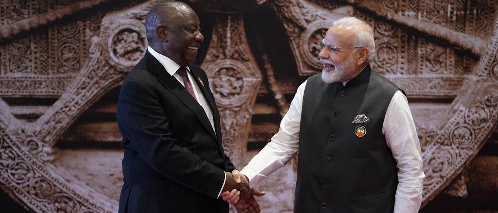 Indiens Premierminister Narendra Modi begrüßt den Präsidenten von Südafrika, Cyril Ramaphosa.