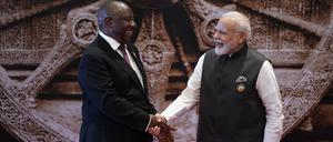 Indiens Premierminister Narendra Modi begrüßt den Präsidenten von Südafrika, Cyril Ramaphosa.