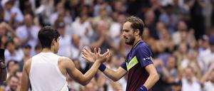 Daniil Medvedev hat sich in einem spektakulären Spiel gegen Carlos Alcaraz durchgesetzt. 
