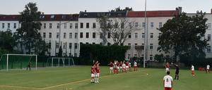 Traktor Boxhagen (rote Trikots) steht in der dritten Runde des Fußball-Landespokals.