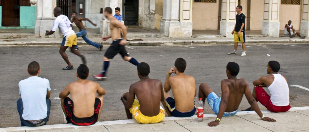 Havanna. Fußballspiel im Stadtzentrum.
