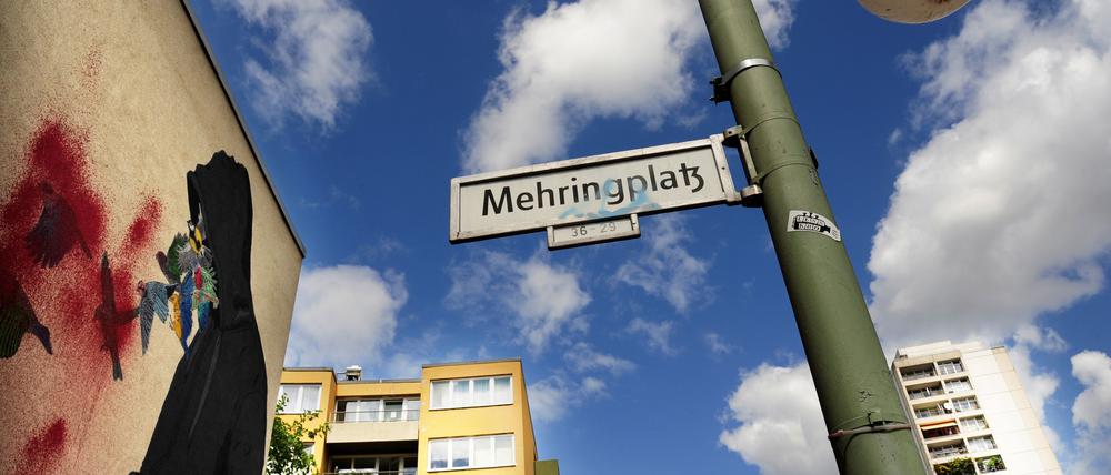 Berlin. Mehringplatz # Der Mehringplatz in Berlin-Kreuzberg, aufgenommen am 26. Juli 2015. Wegen umfangreicher Arbeiten an der U-Bahnlinie ist der Platz komplett umzäunt und nicht zu betreten. Foto: Kitty Kleist-Heinrich