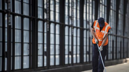 Harte Arbeit, schmales Gehalt: Beim Thema Bürgergeld stellt sich immer auch die Frage der Gerechtigkeit im Vergleich zu Menschen, die im Niedriglohnsektor arbeiten.