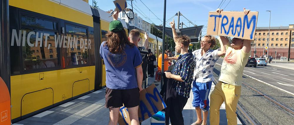 Eine Gruppe Moabiter Männer begrüßte die Tram lautstark