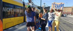 Eine Gruppe Moabiter Männer begrüßte die Tram lautstark