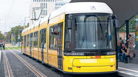 Eine Trambahn fährt ein. (Symbolbild)
