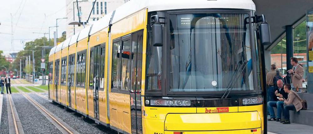 Eine Trambahn fährt ein. (Symbolbild)