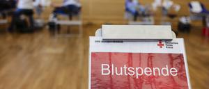 ARCHIV - Blutspenden helfen dabei, Leben zu retten - zum Beispiel, wenn jemand infolge eines Unfalls oder einer größeren Operation viel Blut verliert. Foto: Frank Molter/dpa/dpa-tmn - Honorarfrei nur für Bezieher des dpa-Themendienstes +++ dpa-Themendienst +++