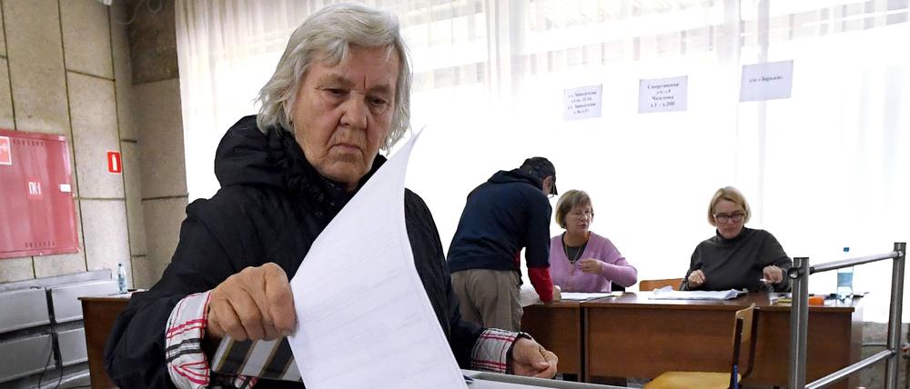 Eine Frau gibt ihre Stimme ab in Divnogorsk.