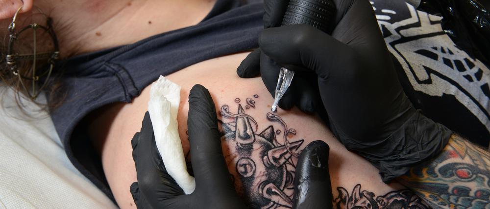 Die Mannschaft von Bläckfisk-Tattoo in ihrem Studio in der Reichenberger Straße, Berlin Kreuzberg.