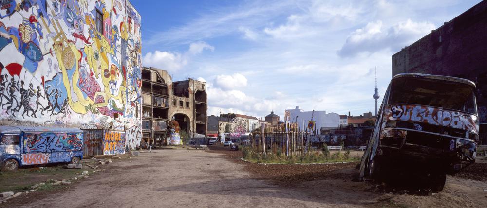 Berlin-Mitte, Kulturzentrum Tacheles - Germany Berlin-Mitte Berlin Germany PUBLICATIONxINxGERxSUIxAUTxONLY Copyright: xFlorianxMonheimx 36474-140-1 Berlin centre Cultural Centre Tacheles Germany Berlin centre Berlin Germany PUBLICATIONxINxGERxSUIxAUTxONLY Copyright xFlorianxMonheimx 140 1