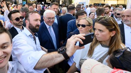 Selfie mit dem Bundespräsidenten: Frank-Walter Steinmeier beim Bürgerfest 2023.