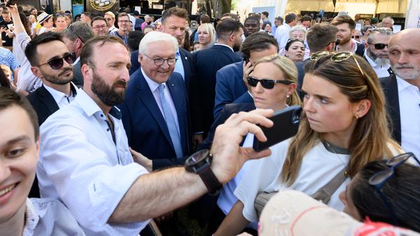 Selfie mit dem Bundespräsidenten: Frank-Walter Steinmeier beim Bürgerfest 2023. 