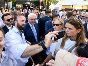 Selfie mit dem Bundespräsidenten: Frank-Walter Steinmeier beim Bürgerfest 2023. 