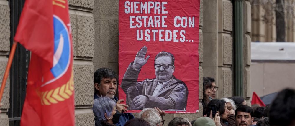 „Ich werde immer bei euch sein“ war eines der letzten Worte, die Salvador Allende an das chilenische Volk richtete. Er wird bis heute verehrt – von manchen.