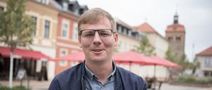 05.08.2019, Brandenburg, Luckenwalde: Sebastian Walter (Die Linke), Spitzenkandidat seiner Partei für die Landtagswahl in Brandenburg, beim Straßenwahlkampf auf dem "Boulevard" in Luckenwalde. (zu "Linken-Spitzenkandidat Walter: «Ungerechtigkeiten fand ich immer blöd»") Foto: Jörg Carstensen/dpa +++ dpa-Bildfunk +++