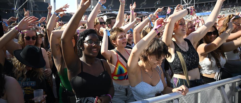 09.09.2023, Berlin: Das Publikum feiert beim Lollapalooza Festival Berlin auf dem Gelände des Olympiastadions. Foto: Britta Pedersen/dpa +++ dpa-Bildfunk +++