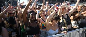 09.09.2023, Berlin: Das Publikum feiert beim Lollapalooza Festival Berlin auf dem Gelände des Olympiastadions. Foto: Britta Pedersen/dpa +++ dpa-Bildfunk +++