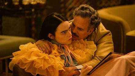 Emma Stone und Mark Ruffalo in einer Szene aus «Poor Things».